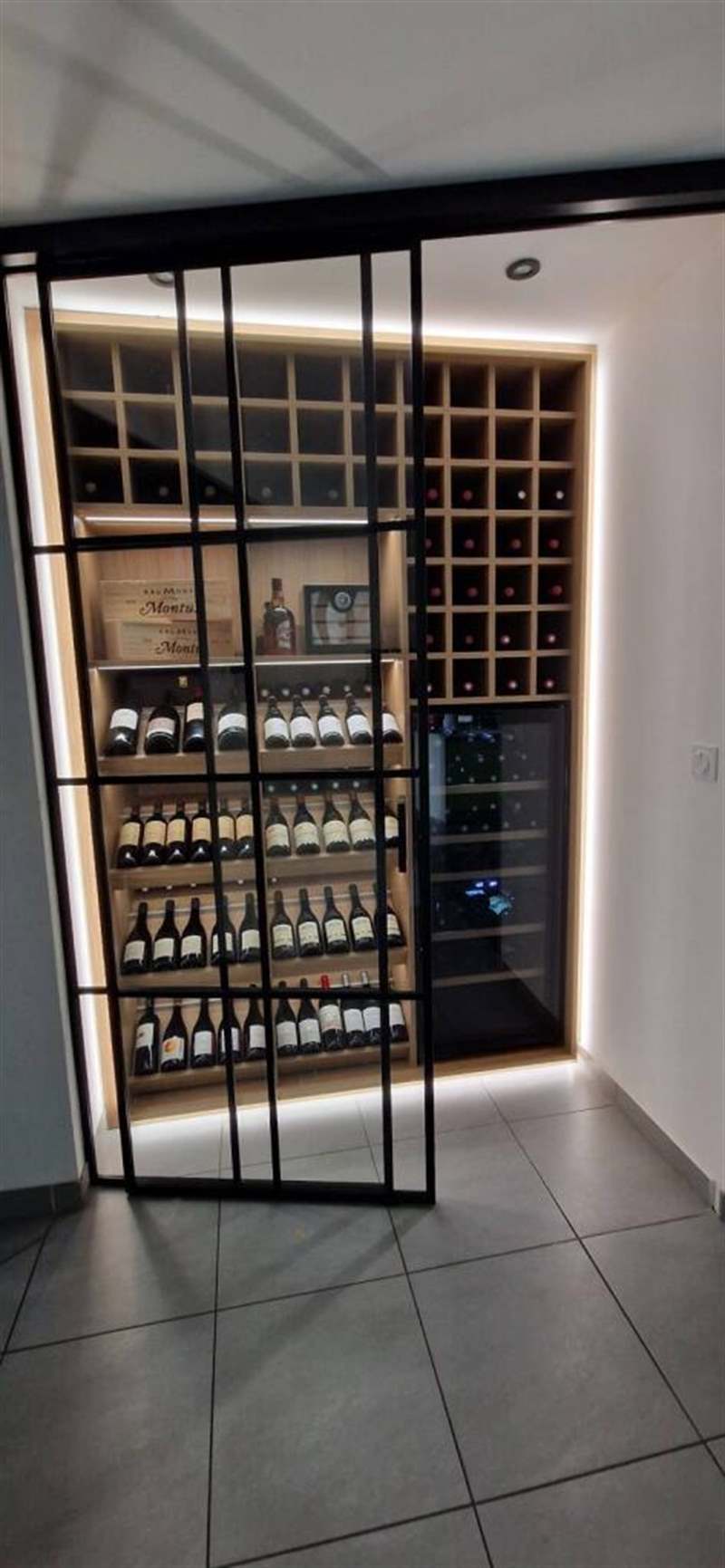 Grande cave à vin de style industriel à Chateaubourg | Raison Home - 1