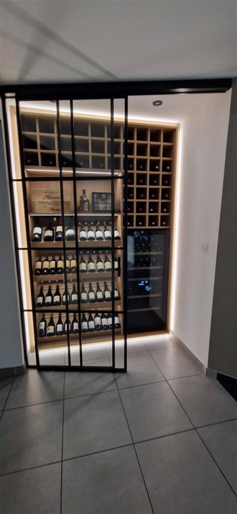 Grande cave à vin de style industriel à Chateaubourg | Raison Home - 2