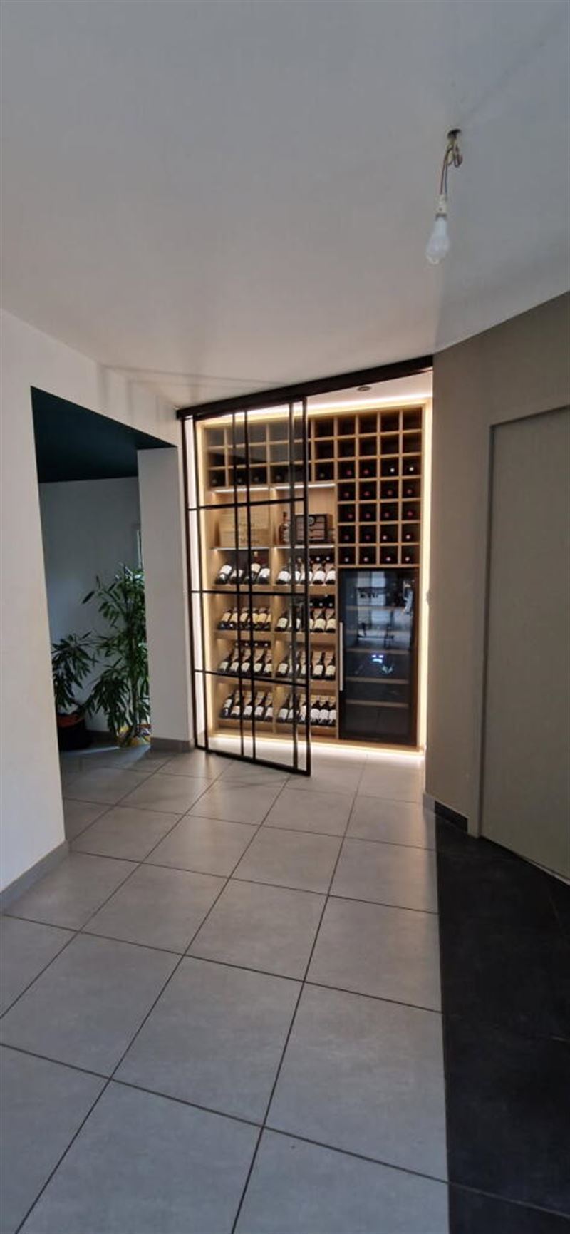 Grande cave à vin de style industriel à Chateaubourg | Raison Home - 3