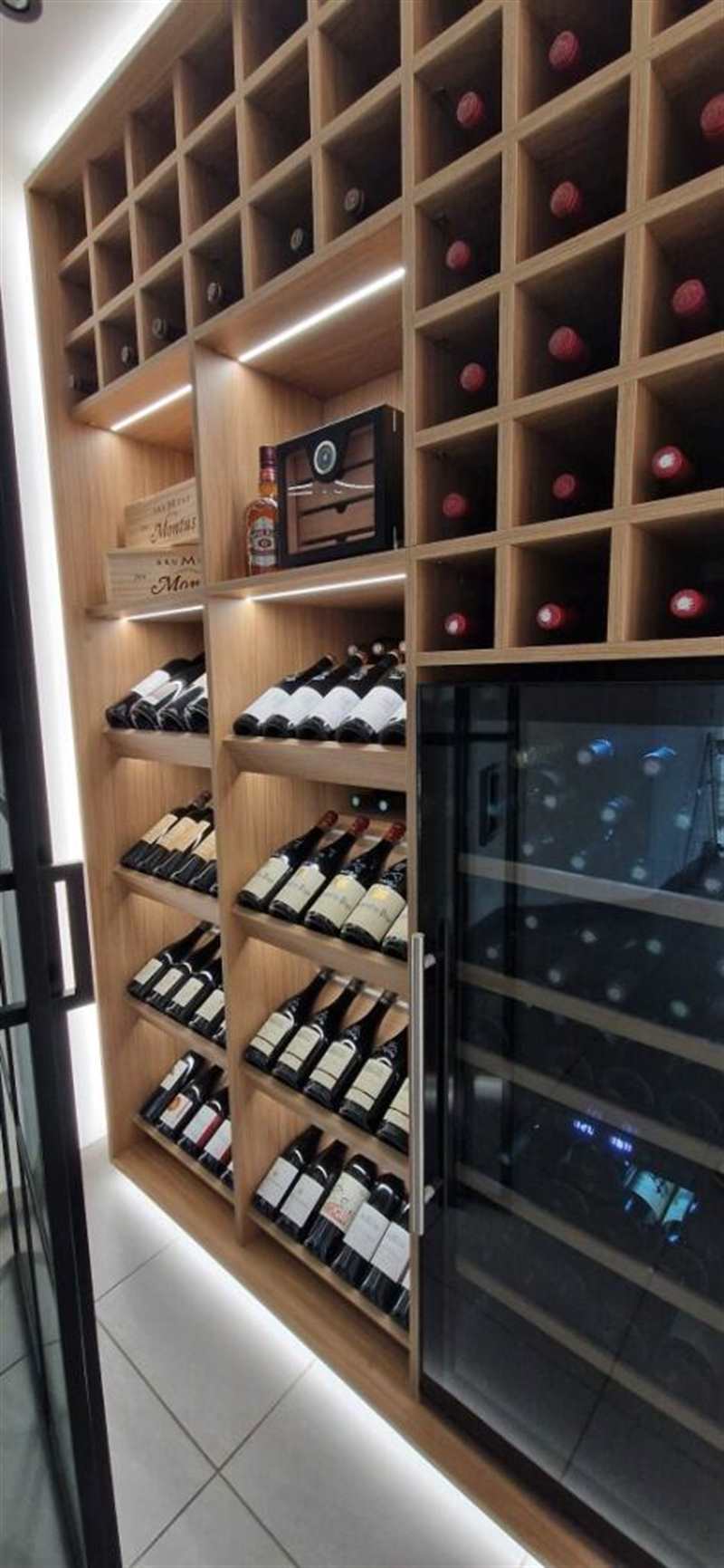 Grande cave à vin de style industriel à Chateaubourg | Raison Home - 4