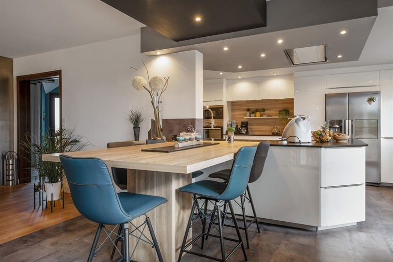 Cuisine ouverte de style moderne noir et blanc à Plougastel | Raison Home - 1