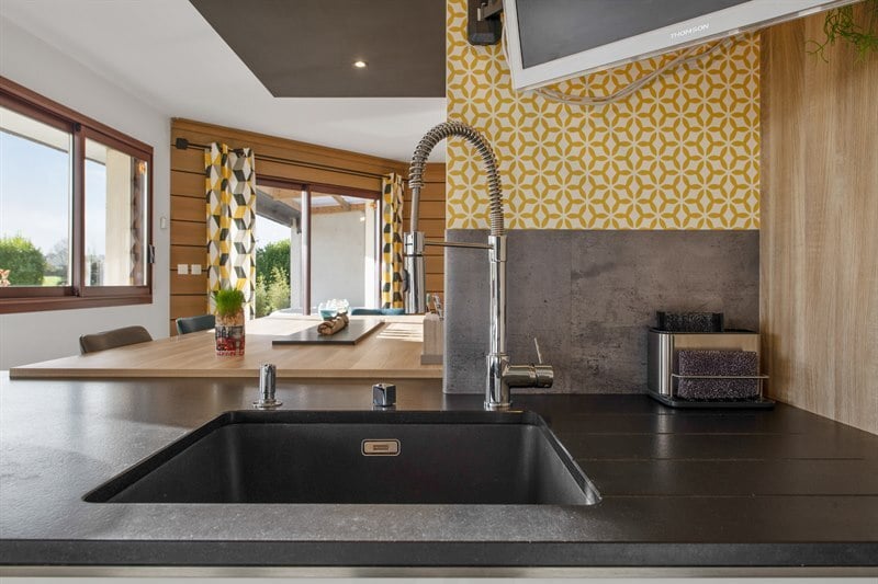 Cuisine ouverte de style moderne noir et blanc à Plougastel | Raison Home - 2