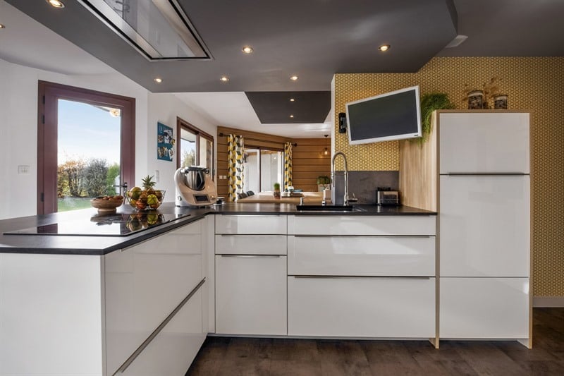 Cuisine ouverte de style moderne noir et blanc à Plougastel | Raison Home - 3