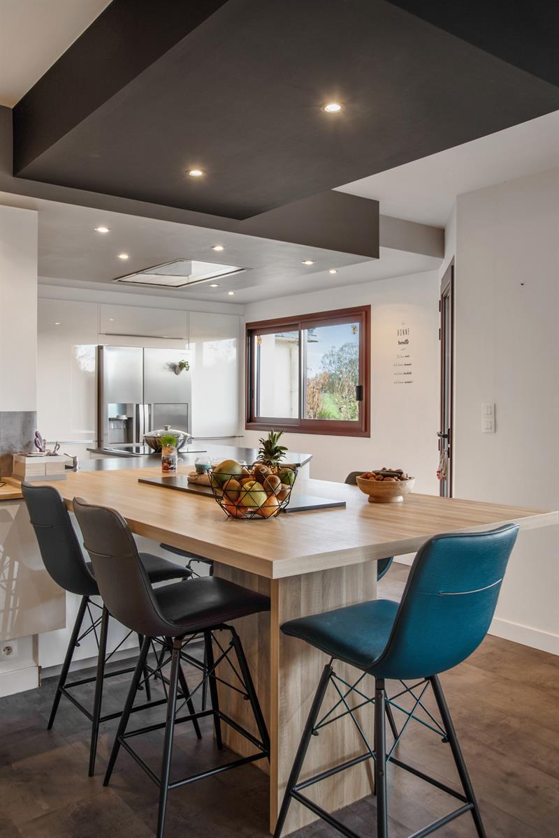 Cuisine ouverte de style moderne noir et blanc à Plougastel | Raison Home - 7