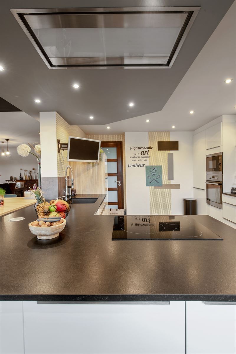 Cuisine ouverte de style moderne noir et blanc à Plougastel | Raison Home - 8