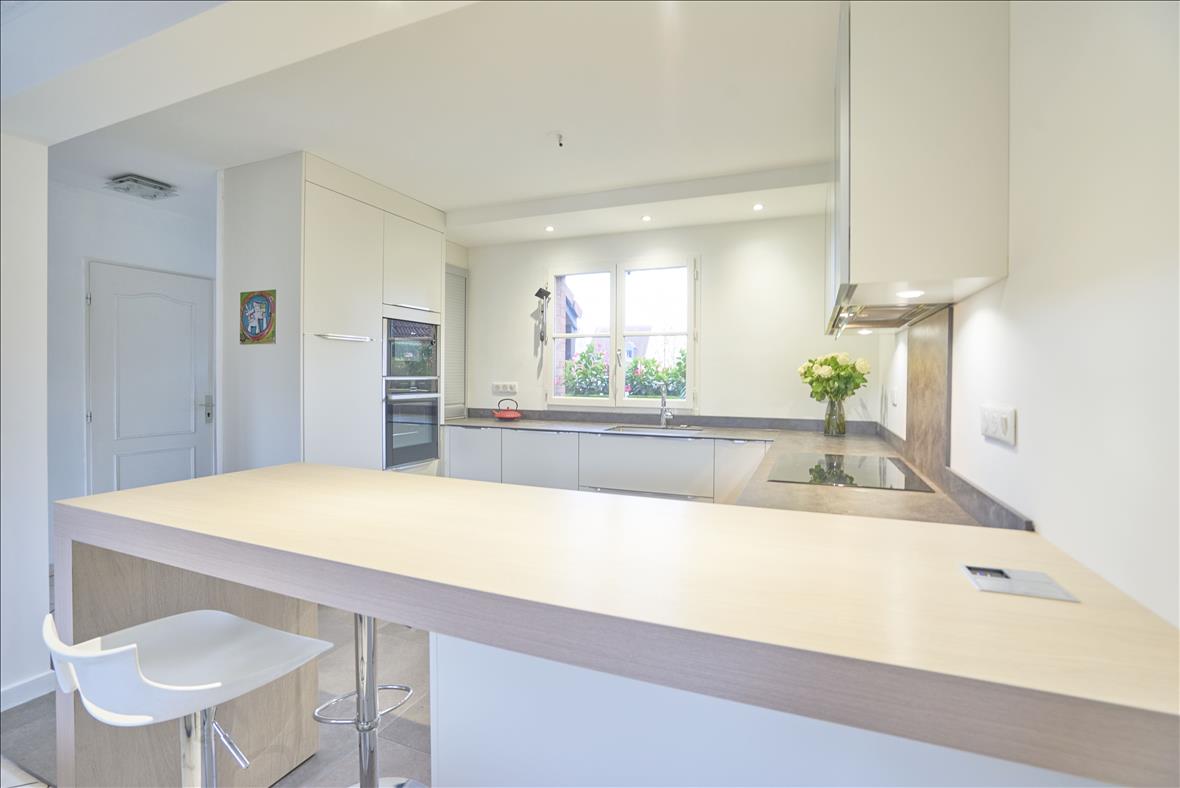 Cuisine ouverte de style moderne blanc | Raison Home - 9