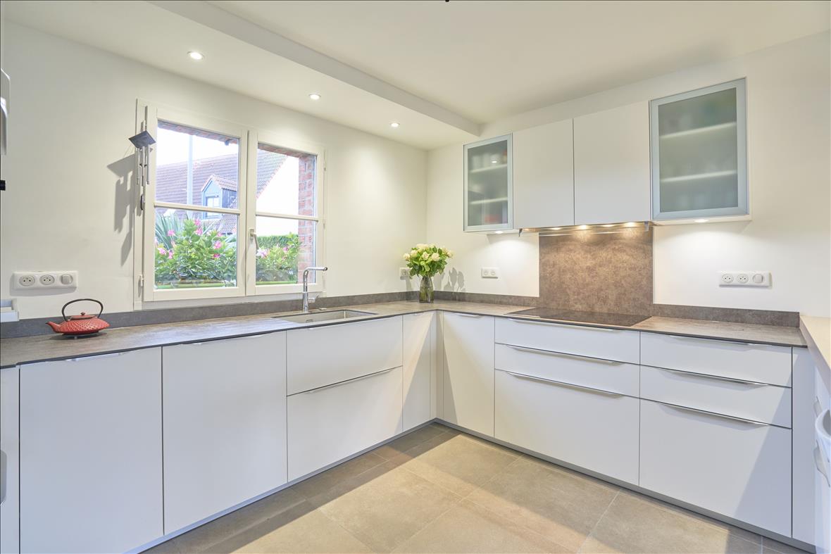 Cuisine ouverte de style moderne blanc | Raison Home - 7
