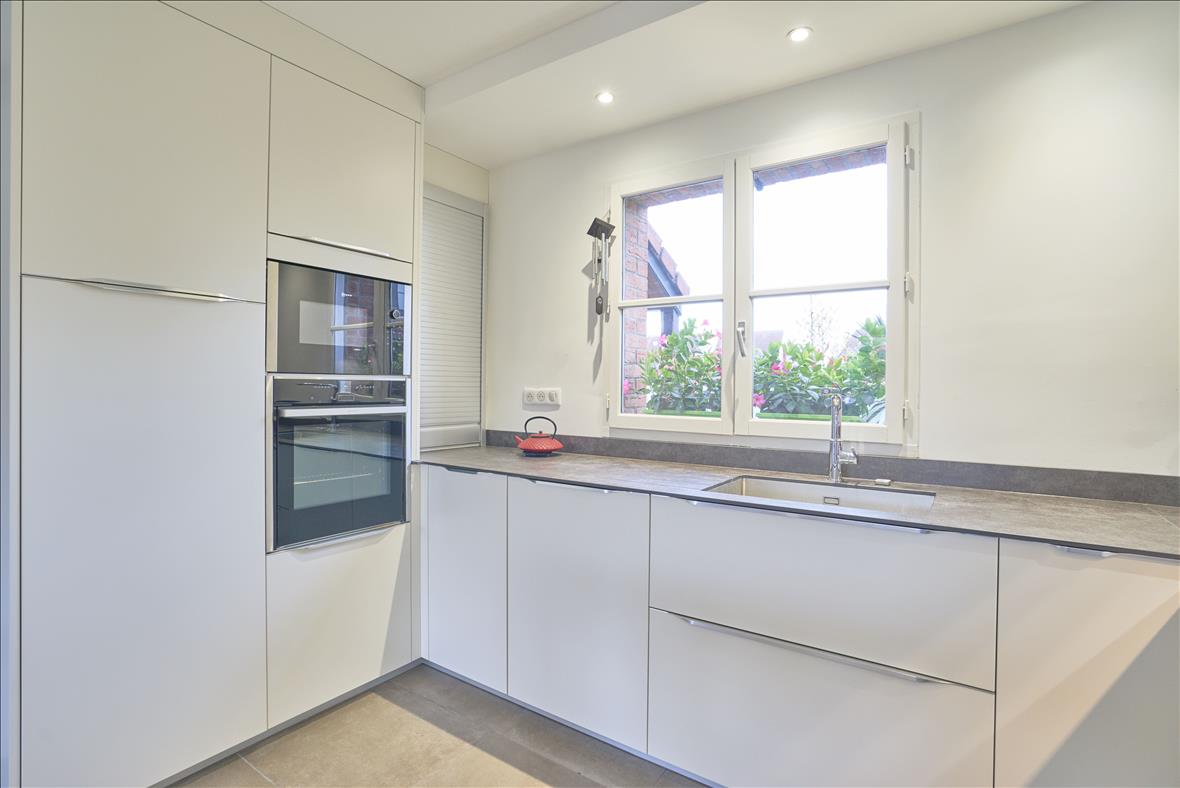 Cuisine ouverte de style moderne blanc | Raison Home - 6
