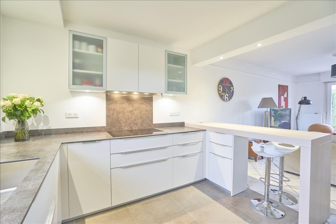 Cuisine ouverte de style moderne blanc | Raison Home - 1