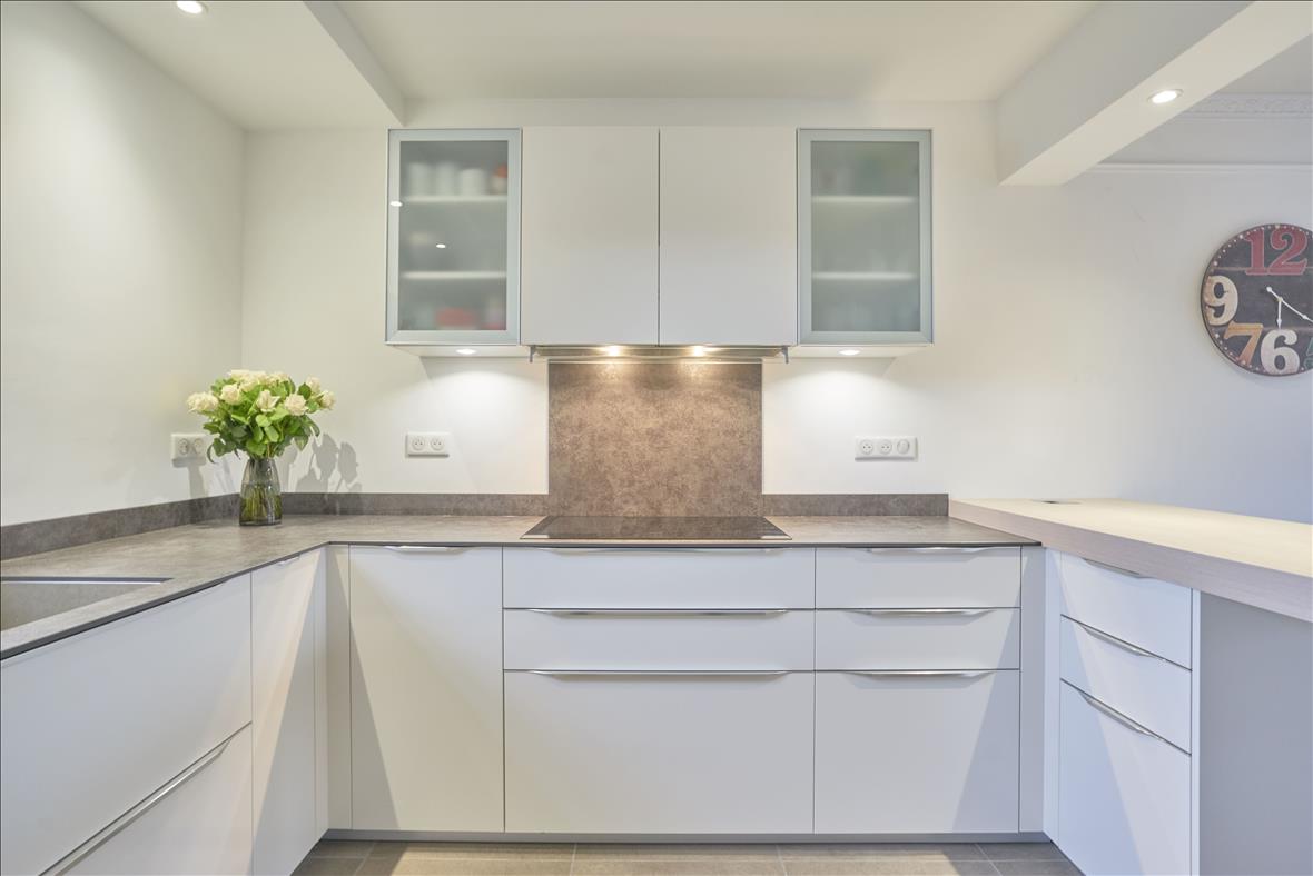 Cuisine ouverte de style moderne blanc | Raison Home - 8