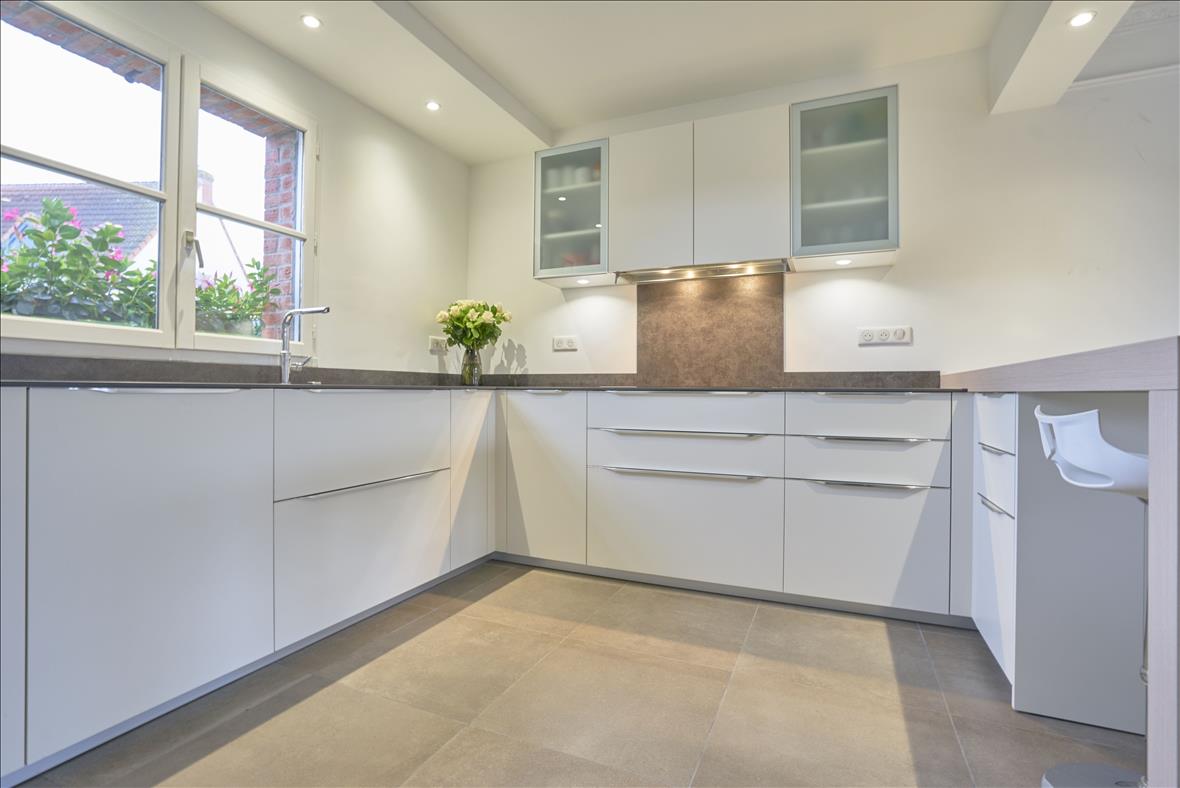 Cuisine ouverte de style moderne blanc | Raison Home - 3