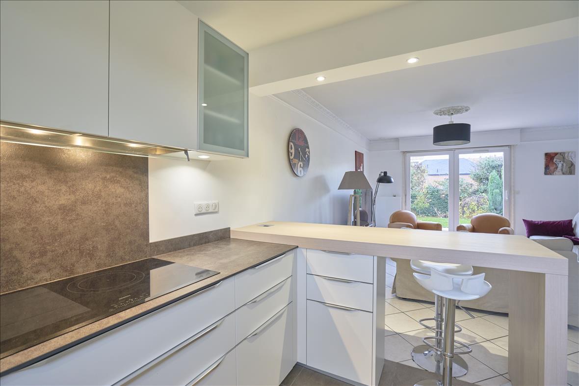 Cuisine ouverte de style moderne blanc | Raison Home - 4